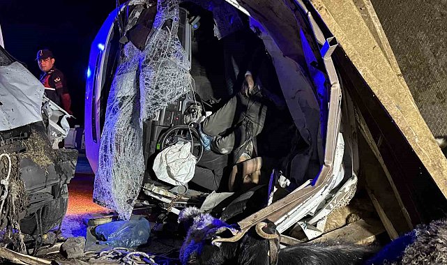 Diyarbakır'da iki kamyonet çarpıştı: 2 ölü, 1 yaralı