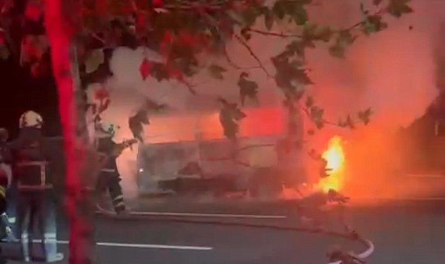 Diyarbakır'da park halindeki minibüs alevlere teslim oldu