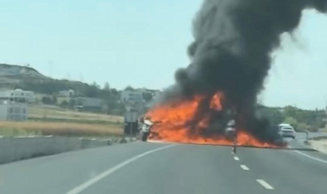 Diyarbakır'da seyir halindeki kamyonet alev topuna döndü