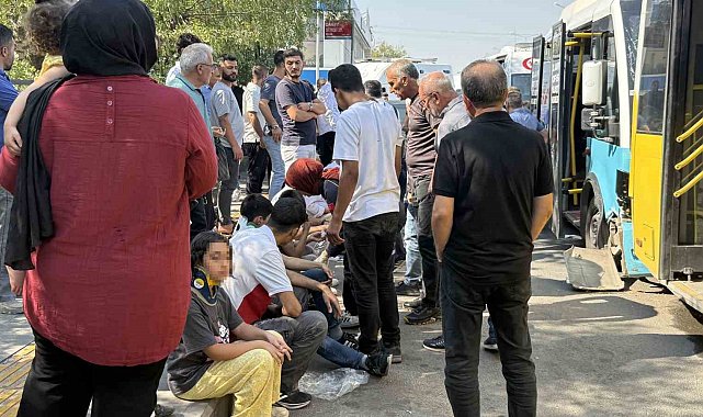 Diyarbakır'ın Yenişehir ilçesinde freni patlayan halk otobüsünün, durakta bekleyen halk otobüsüne çarpması sonucu çok sayıda yolcu yaralandı.