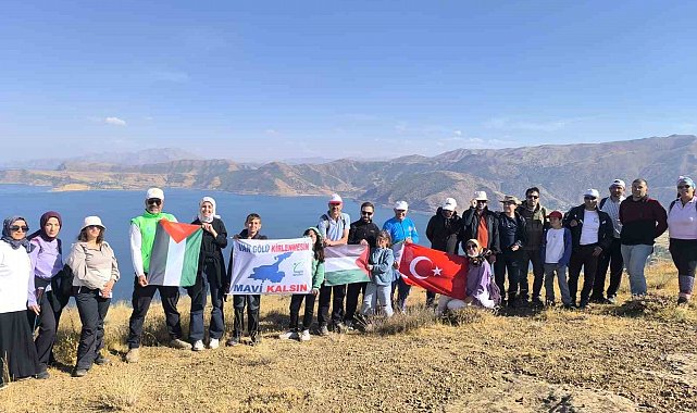Doğaseverler Van Gölü için 8 kilometre yürüdü
