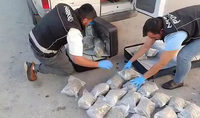 Dronla takip edilen minibüsten 35 kilo uyuşturucu çıktı
