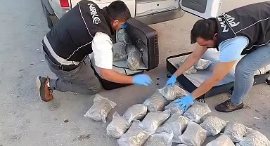 Dronla takip edilen minibüsten 35 kilo uyuşturucu çıktı