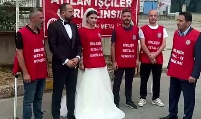 Düğününe saatler kala işten çıkarıldığını öğrendi: Gelinliğiyle fabrika önünde eylem yaptı
