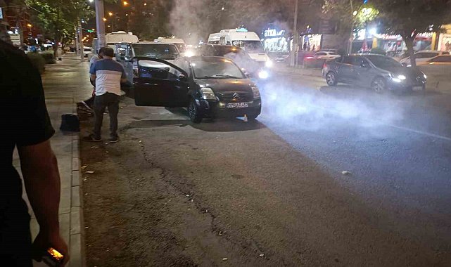 Duman yükselen otomobil alev almadan söndürüldü