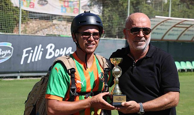 Dünya üçüncülüğü kupası ile Alanyaspor tesislerine paraşütle indi, kupayı Başkan Çavuşoğlu'na takdim etti