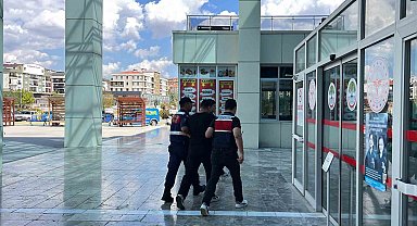 Durduramadığı aracın arkasından ateş edip sürücüyü vurdu