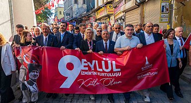 Düşman işgalinden kurtuluşa özel 350 metrelik bayrak caddelerde dalgalandı