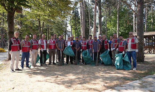 Düzce Belediyesi meclis üyeleri ellerine süpürgeyi aldı