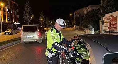 Düzce'de ara sokaklarda da polis ekipleri denetimlerini sürdürüyor