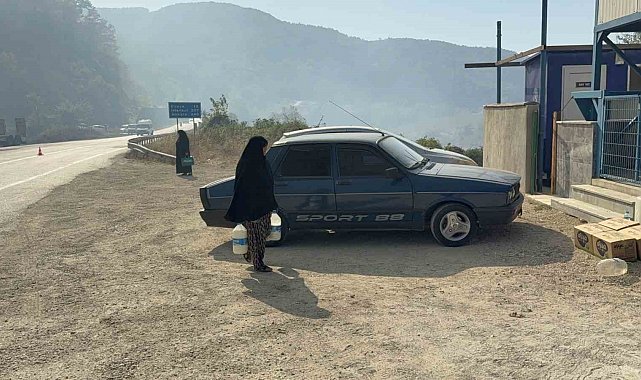 Düzceliler birlik oldu, yangına müdahale eden ekiplere tam destek verdi