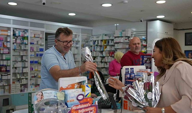 Eczacılara çiçekli kutlama