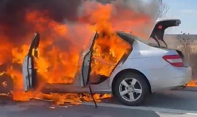 Edirne'de seyir halindeki otomobil alev alev yandı