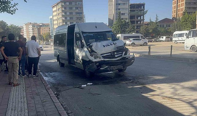 Elazığ'da minibüs otobüse çarptı: 8 yaralı