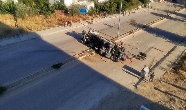 Elazığ'da refüje çarpan tır devrildi