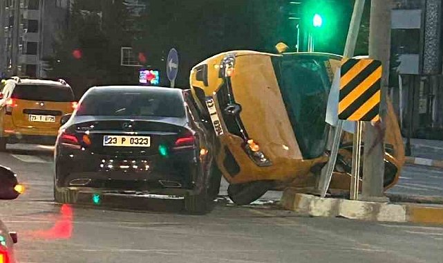 Elazığ'da ticari taksi ile otomobil çarpıştı: 2 yaralı