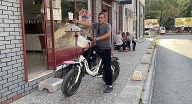 Elektrikli bisiklet ile servis yapan çaycı hem vakitten hem de maliyetten tasarruf ediyor