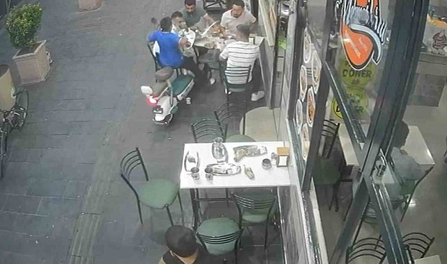 Elektrikli bisiklet yemek yiyenlerin arasına daldı