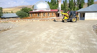 Eleşkirt Abdiköy'de 2 bin metrekare kilit parke taşı döşendi