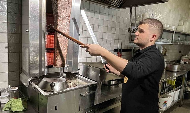Eli kalem değil kepçe tuttu, 17 yaşında 30 çeşit yemek çıkartıyor