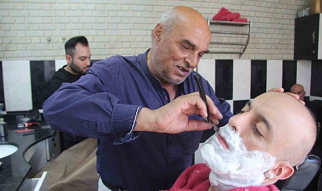 Emektar berber 50 yıldır usturasını elinden bırakmıyor