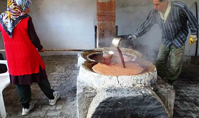 Emet Yağcık köyünde asırlardır eski usulle üzüm pekmezi yapımı geleneği sürdürülüyor