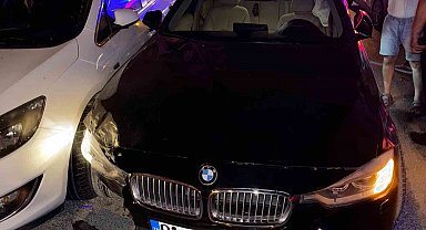Emniyetin karşı sokağında 6 araca çarparak zarar verip yaya kaçtı