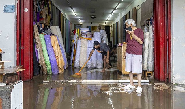 Endonezya'yı sel vurdu: 19 ölü, 10 kayıp