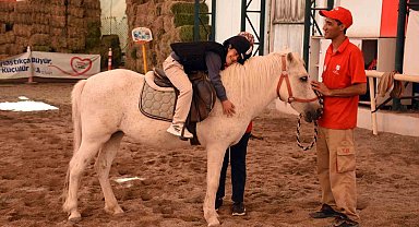 Engellilere atla terapi desteği