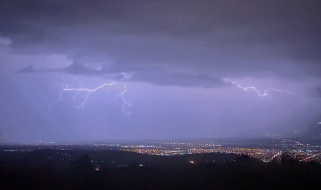 Erzincan'da geceyi aydınlatan şimşek ve yıldırımlar kamerada