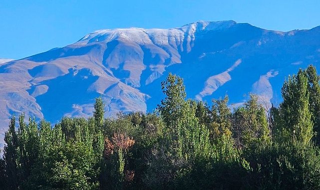 Erzincan'da Keşiş Dağının zirvesine kar yağdı