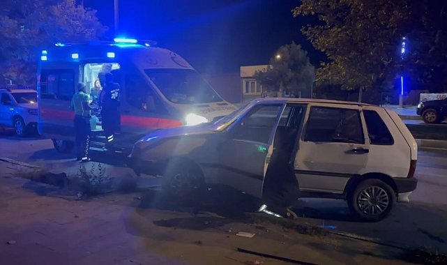 Erzincan'da otomobil kaldırıma çıktı: 1 yaralı