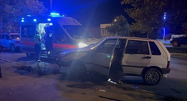 Erzincan'da otomobil kaldırıma çıktı: 1 yaralı