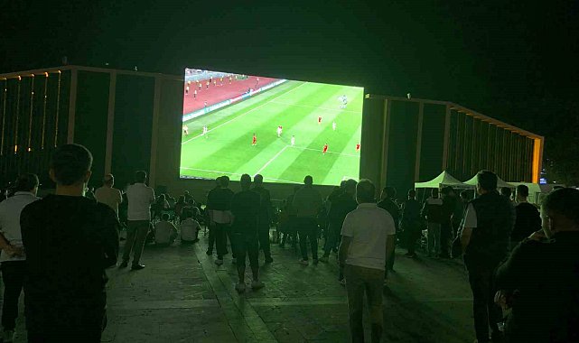 Erzincanlılar, A Milli Takım'ın galibiyet sevincini meydanda yaşadı