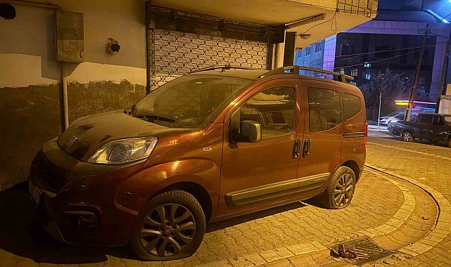 Esenyurt'ta 2 motosikletli araçların lastiklerini patlattı: O anlar kamerada