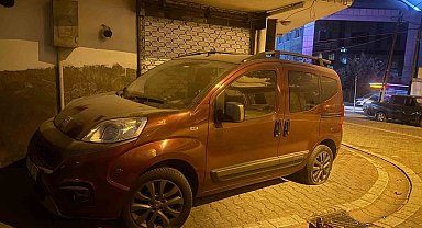 Esenyurt'ta 2 motosikletli araçların lastiklerini patlattı: O anlar kamerada