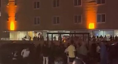 Esenyurt'ta alkollü iki grup arasında çıkan kavga kamerada