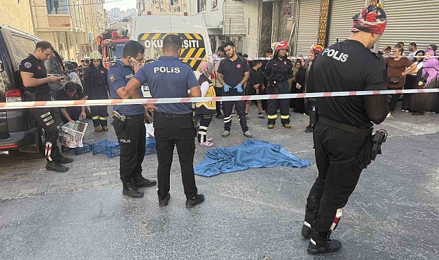 Esenyurt'ta servis minibüsü anne-oğula çarptı: 1 yaşındaki çocuk öldü