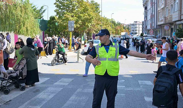 Esenyurt'ta zabıta ekipleri okulların açılmasıyla birlikte öğrencilerin güvenliği için görevde