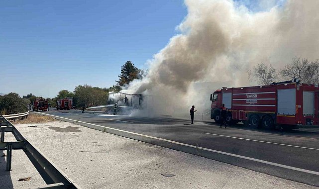 Ev eşyası yüklü tır yandı, otoyolda kuyruk oluştu