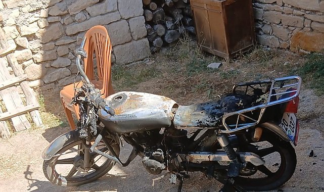 Evin bahçesinde park halinde olan motosiklet kundaklandı