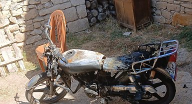 Evin bahçesinde park halinde olan motosiklet kundaklandı