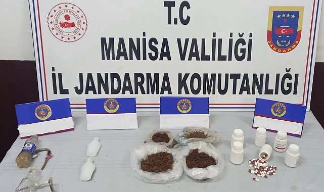 Evinde 1 kilo uyuşturucu ve yüzlerce hapla yakalandı