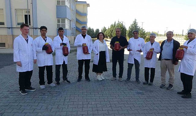 Fabrika gibi okul: Malatya'da öğrenciler domates yetiştirip salça üretiyor