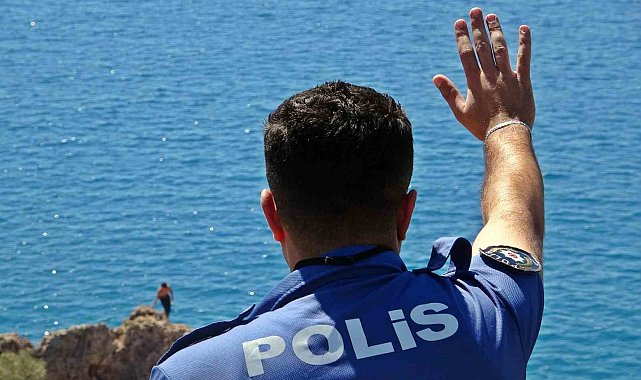 Falezlerden tehlikeli atlayış keyfine, polisin 'atlarsan karakola götürürüm' sözü engel oldu