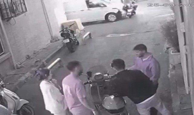 Fatih'te aniden yola çıkan motosikletliye kamyonet çarptı: O anlar kamerada