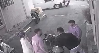Fatih'te aniden yola çıkan motosikletliye kamyonet çarptı: O anlar kamerada