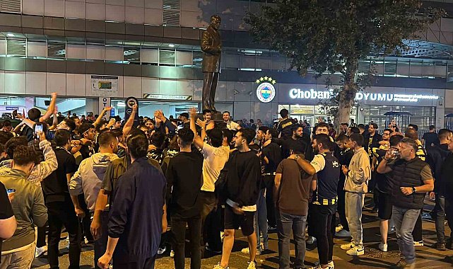 Fenerbahçeli taraftarlar, Sadettin Saran'ın başkan seçilmesini stat önünde kutladı