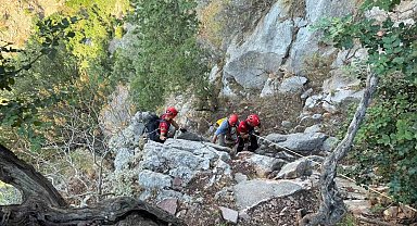 Fethiye'de kayalıklarda mahsur kalan Alman turisti JAK timi kurtardı