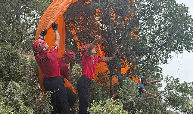 Fethiye'de ormanlık alana düşen paraşütçüleri JAK ekipleri kurtardı